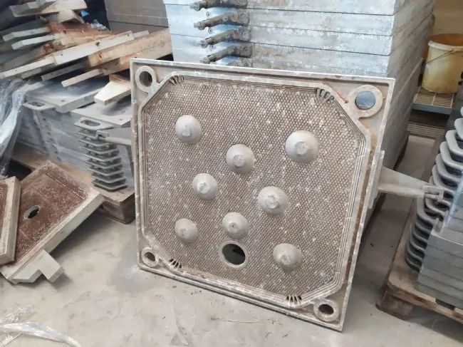 N.25 piastre in alluminio 800x800 con foro basso e 4 scarichi collettori
